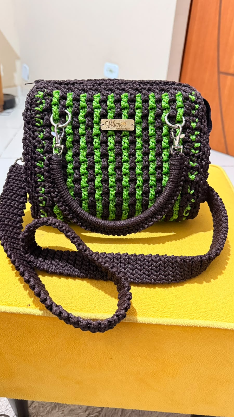 Bolsa Quadrada Marrom com Verde e Duas Alças — 🍃 Equilíbrio perfeito entre natureza e sofisticação! Nova bolsa quadrada de crochê no tom marrom com centro verde vibrante — uma combinação inédita que transmite elegância e frescor. Com suas duas alças resistentes, é prática, confortável e perfeita para o dia a dia. Cada ponto feito à mão pela Lilian garante uma peça única, cheia de personalidade e pronta para acompanhar você em qualquer ocasião. Peça exclusiva da nova coleção — encomende a sua!
