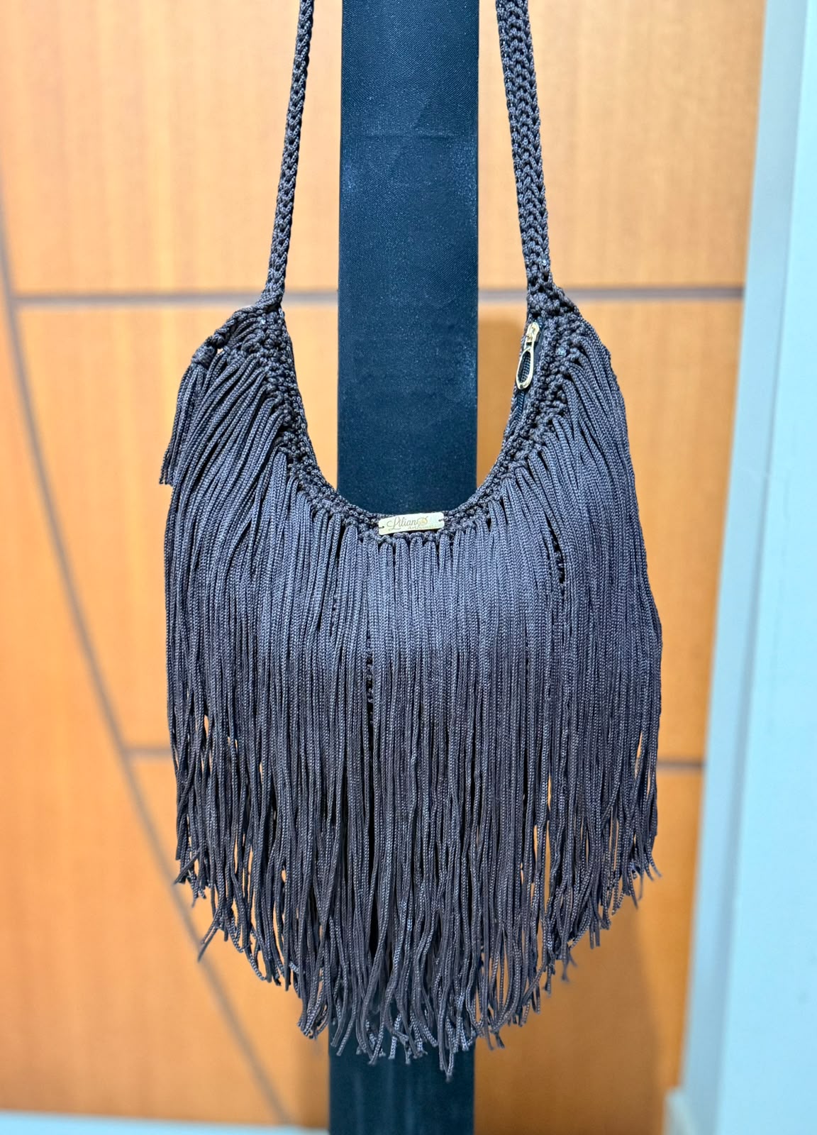 Bolsa Marrom com Franjas e Alça Tiracolo — Puro estilo! Bolsa de crochê na cor marrom com franjas.