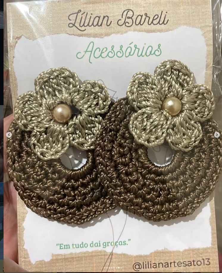 Brinco Cinza Conjunto — ✨ Elegância e sofisticação em cada detalhe! Conjunto de brincos de crochê na cor cinza — delicados, versáteis e perfeitos para complementar qualquer look. Feitos à mão com fios de alta qualidade, trazem um toque artesanal único que encanta. Ideais para o dia a dia ou ocasiões especiais, são a peça que toda mulher de bom gosto precisa ter.