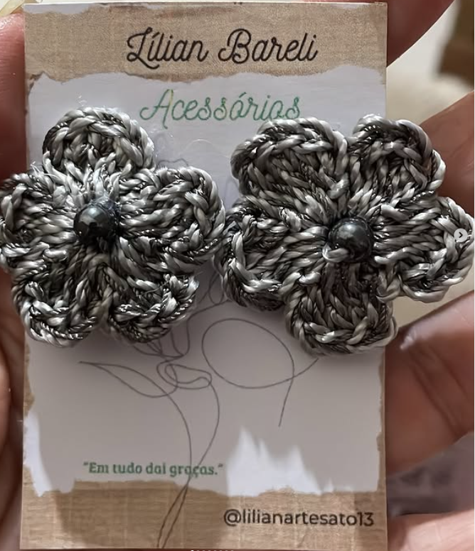 Brinco Cinza — 🕊️ Minimalismo artesanal que encanta! Brinco de crochê na cor cinza — delicado, leve e versátil. Feito à mão com fios de alta qualidade, este brinco adiciona um toque de sofisticação discreta a qualquer visual. Perfeito para quem busca elegância com personalidade artesanal.