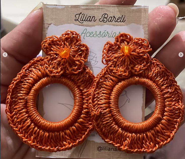 Brinco Cor de Abóbora — 🎃 Cor e charme em cada ponto! Brinco de crochê na cor abóbora vibrante — uma peça artesanal que traz calor e personalidade ao seu visual. Feito à mão com fios de alta qualidade, é perfeito para quem ama tons terrosos e quer se destacar com estilo e originalidade.