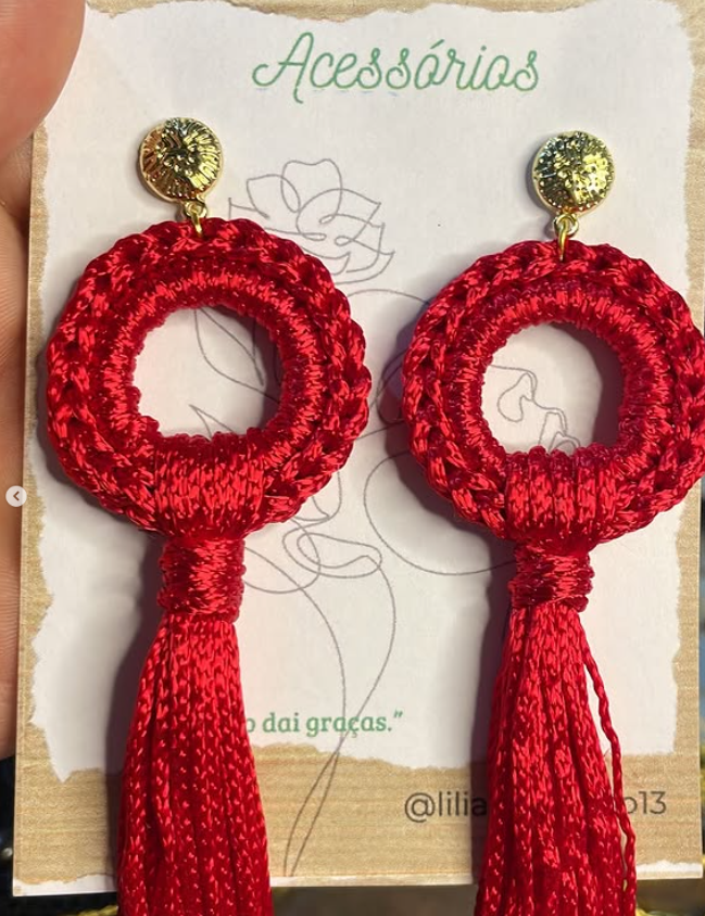 Brinco Vermelho — ❤️ Paixão em cada fio! Brinco de crochê na cor vermelho vibrante — uma peça artesanal que traz energia e sofisticação ao seu visual. Feito à mão com fios de alta qualidade, é perfeito para quem ama se expressar through cores e quer um acessório que conte uma história de amor pelo artesanato.