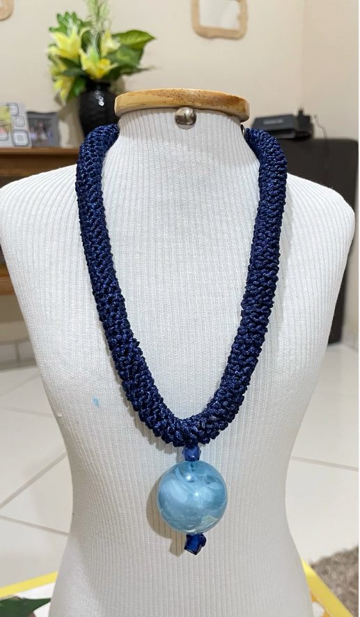 Cordão Azul — 🌊 Sofisticação que se veste! Cordão de crochê na cor azul — uma peça artesanal versátil que pode ser usada como colar, cinto ou detalhe em looks diferentes. Feito à mão com fios de alta qualidade, traz um toque de cor e personalidade a qualquer ensemble. Acessório indispensável para quem ama arte vestível.