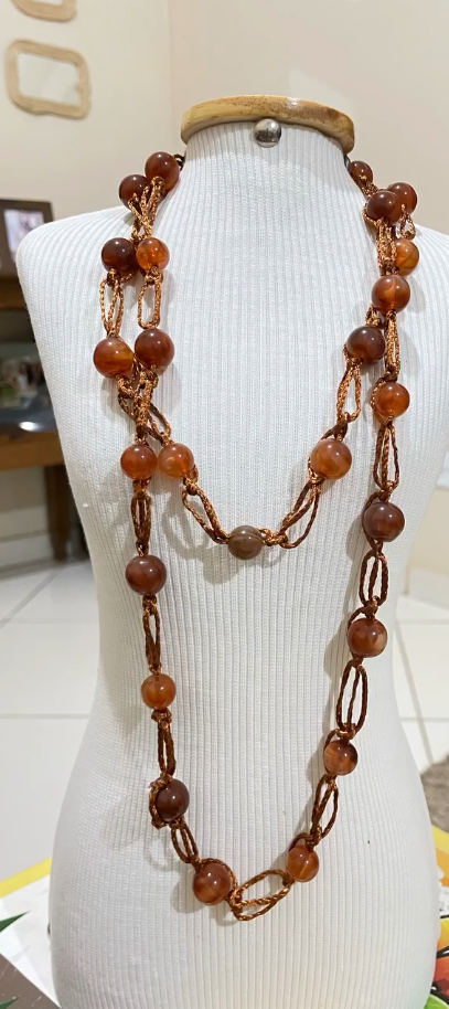Cordão Marrom — 🍂 Calor e tradição em cada ponto! Cordão de crochê na cor marrom — uma peça artesanal atemporal que combina com tudo e traz elegância discreta ao visual. Feito à mão com fios de alta qualidade, é perfeito para quem busca um acessório versátil e cheio de personalidade.