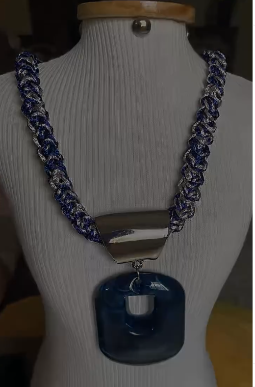 Cordão Pedra Azul — 💎 Arte e natureza em harmonia! Cordão de crochê com detalhes em pedra azul — uma peça artesanal única que combina a suavidade do fio com a elegância da pedra natural. Feito à mão, é perfeito para quem busca um acessório exclusivo que conte uma história de conexão com a natureza.