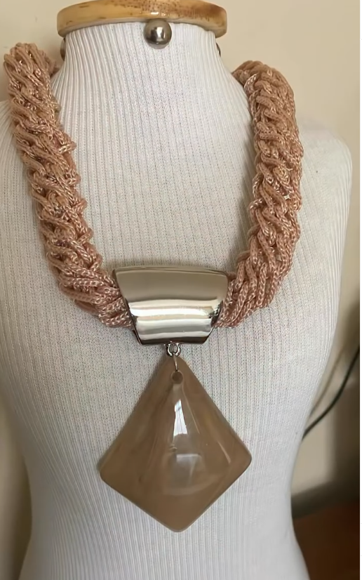 Cordão Pedra Marrom Claro — ☀️ Leveza e elegância! Cordão de crochê com detalhes em pedra marrom claro — uma peça artesanal delicada que traz suavidade e sofisticação ao visual. Feito à mão com fios de alta qualidade, é ideal para quem busca um acessório versátil que combine com diversas ocasiões.