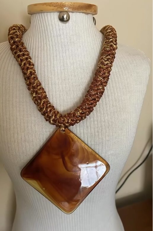 Cordão Pedra Marrom — 🌿 Tradição e sofisticação! Cordão de crochê com detalhes em pedra marrom — uma peça artesanal que une o calor do tom terroso com a elegância da pedra natural. Feito à mão com capricho, é o acessório perfeito para quem ama peças únicas com personalidade e estilo.
