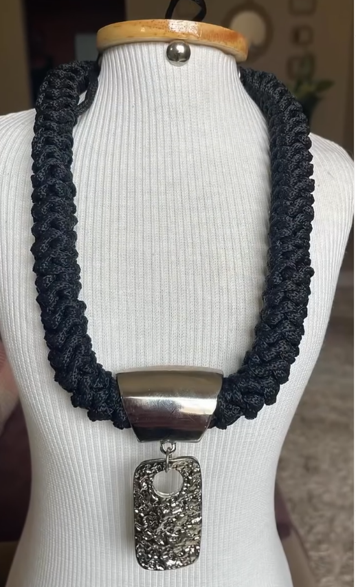 Cordão Preto — 🖤 Clássico atemporal! Cordão de crochê na cor preta — um acessório artesanal versátil que combina com tudo e nunca sai de moda. Feito à mão com fios de alta qualidade, traz sofisticação e elegância discreta a qualquer look. Peça indispensável para quem valoriza o artesanato de qualidade.