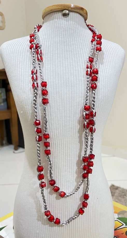Cordão Vermelho — ❤️ Paixão e energia! Cordão de crochê na cor vermelho vibrante — uma peça artesanal que traz vida e personalidade ao seu visual. Feito à mão com fios de alta qualidade, é perfeito para quem ama se expressar through cores e quer um acessório que seja uma declaração de amor ao artesanato.